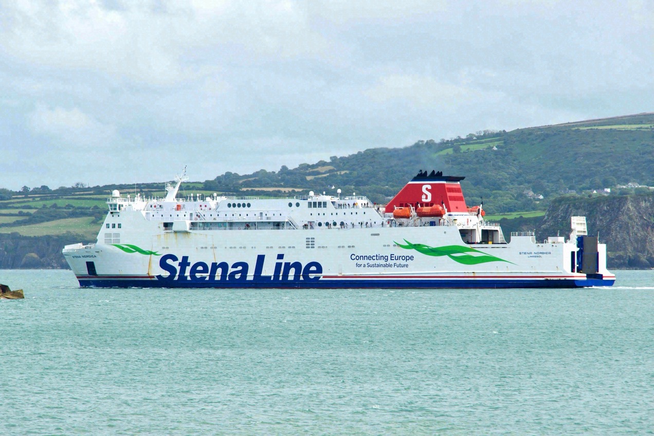 Stena Nordica vor der Küste bei Fishguard
